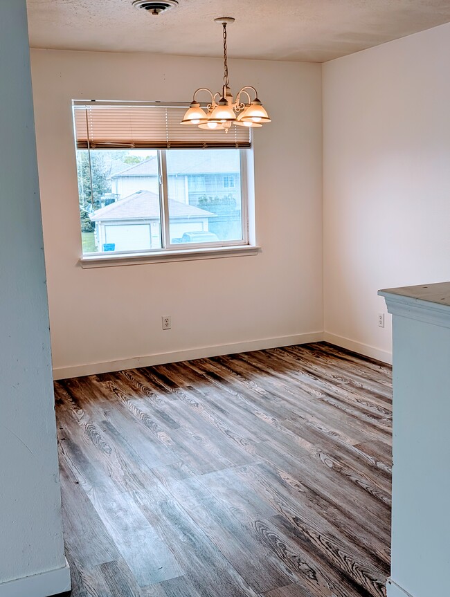 Dining Area - 348 Lenore St