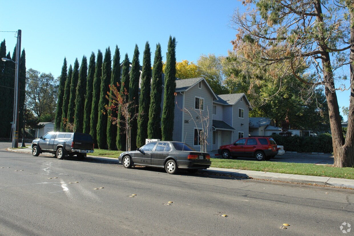 Building Photo - 1300 W 5th St