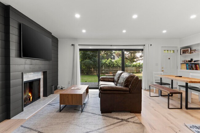 Foto del edificio - 1528 E Maple Rd