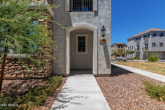 Foto del edificio - 1697 E Hampton Ln