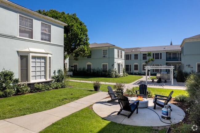 Fire Pit - 1828-1850 N Edgemont Street Los Angeles, CA 90027