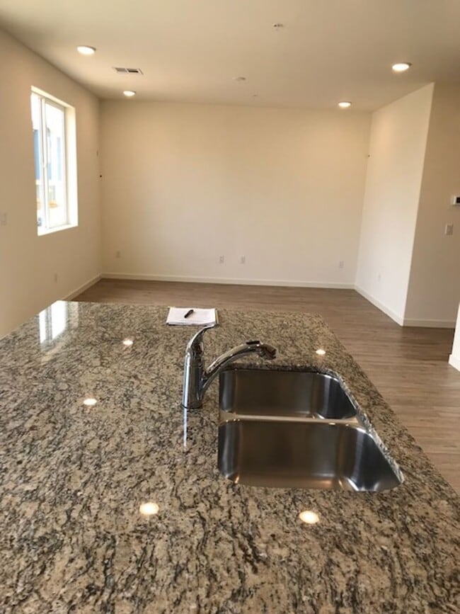 Foto del edificio - 3 bed 2 1/2 bath townhome in gated communi...