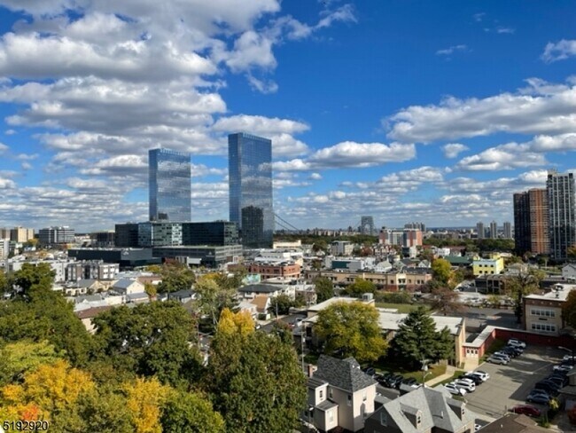 Foto del edificio - 1600 Center Ave