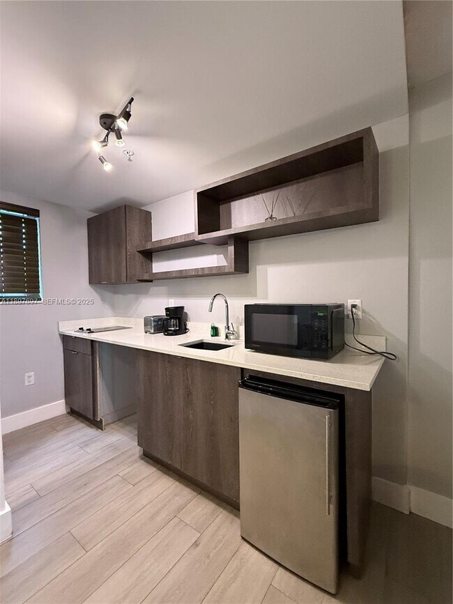 Foto del edificio - 6755 Harding Ave