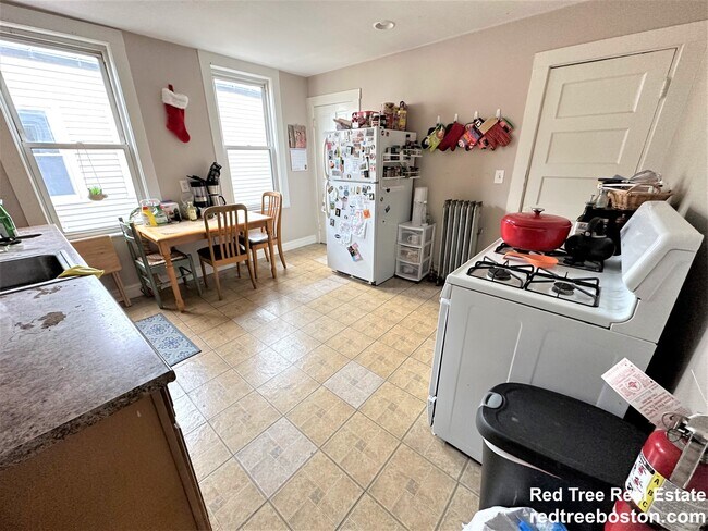 Building Photo - 87 Gardner St