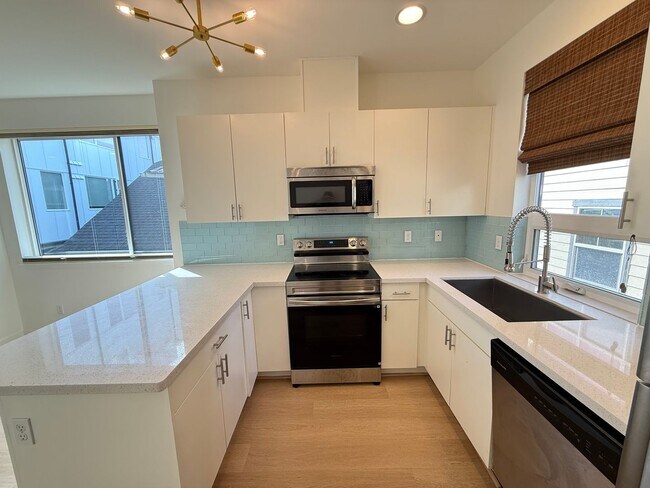 Foto del edificio - Spacious 2 bed 2.5 bath home in West Seattle