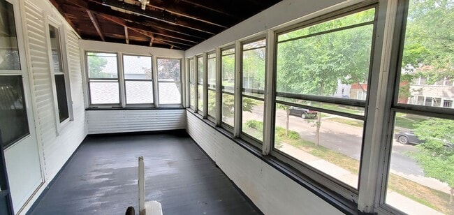 Building Photo - Great 2 Bedroom Unit in Northeast! -- Heat included!