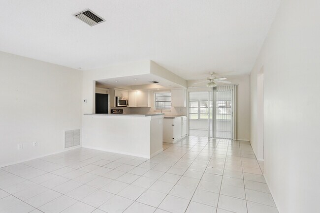 Building Photo - Available now! 2/2 Home in Port St Lucie!