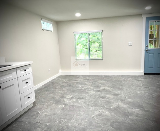 Building Photo - Renovated 1 Bed, 1 Bath in South Beacon Hi...