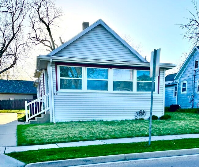 Building Photo - 751 Creve Coeur St
