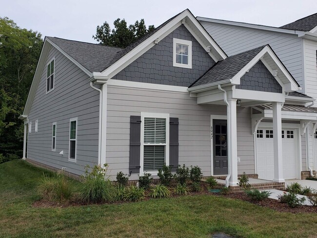 Building Photo - Available NOW in Franklin- Simmons Ridge