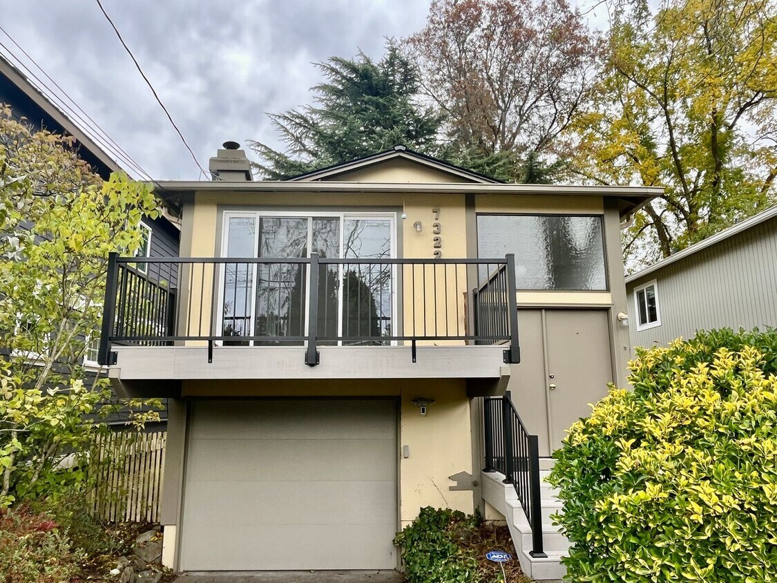 Foto principal - Charming 3BR/2BA Home in Prime Northeast S...