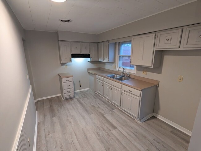 Building Photo - Charming 4-Bedroom Ranch with Modern Updat...