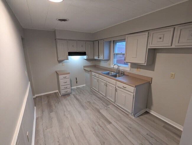 Foto del edificio - Charming 4-Bedroom Ranch with Modern Updat...