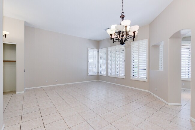 Building Photo - 2 BED 2 BATH HOME WITH DEN/OFFICE AND 3 CA...