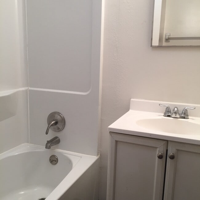 Baño reformado. - 2410 S San Gully Rd