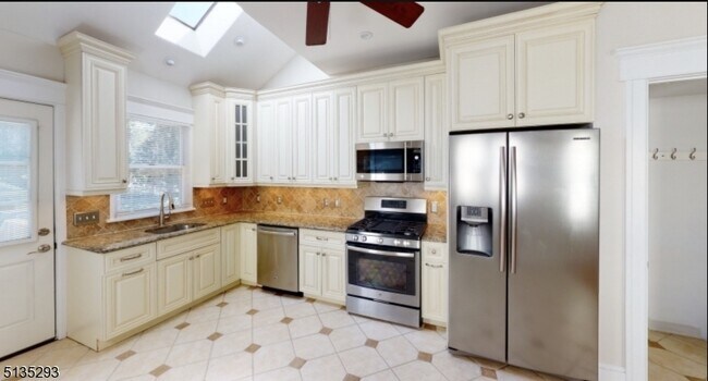 Foto del edificio - 40 Dunnell Rd