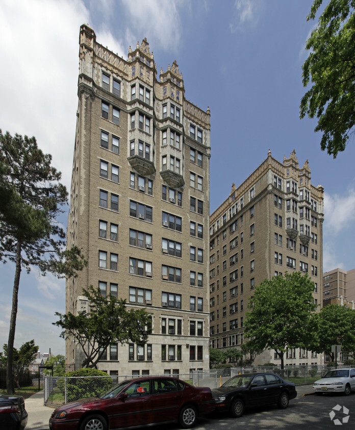 Primary Photo - Corinthian Towers