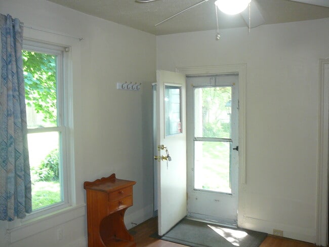 Building Photo - 1138 W 8th St