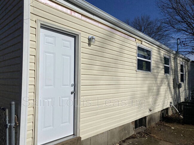 Building Photo - 1372 Farmview Ave