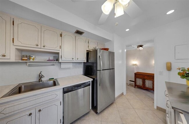 Building Photo - 3000 N Palm Aire Dr