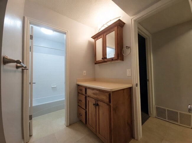 Building Photo - 5614 Meadow Ln