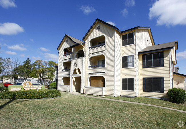 Building Photo - Hill Country