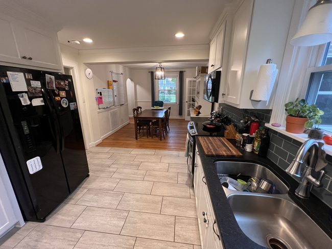 Kitchen and dining room - 3221 Douglasdale Rd