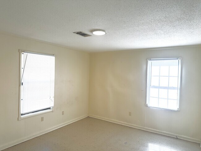 Foto del edificio - 107 Dorman Ave