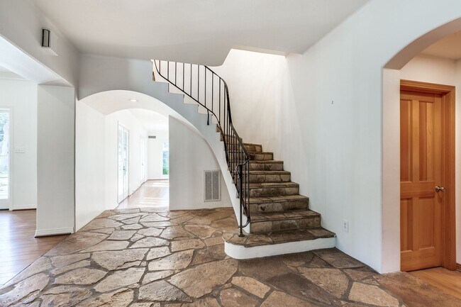 Building Photo - 5-BEDROOM ALAMO HEIGHTS ESTATE