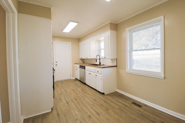 Building Photo - Beautifully Renovated 3-Bed, 1-Bath Home in Mounds – Country Privacy with City Convenience