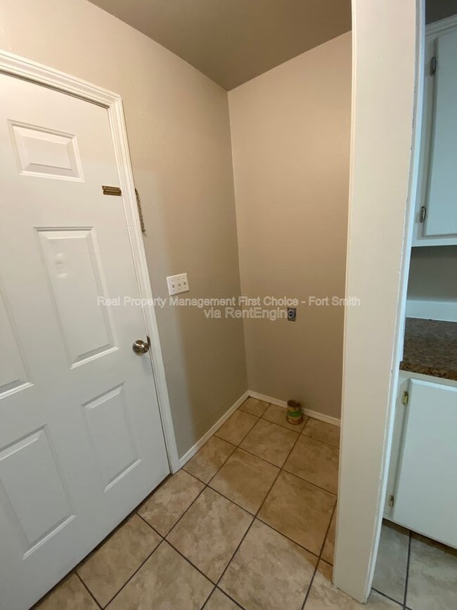 Foto del edificio - 230 W Gary St