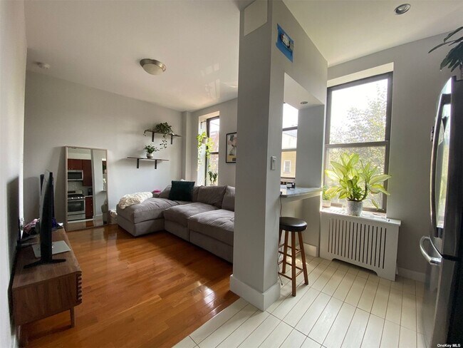 Foto del edificio - 31-28 42nd St