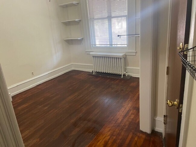 Building Photo - Fantastic Frankford Studio