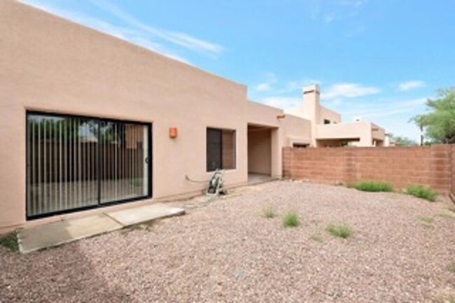 Building Photo - Oro Valley 3 BEDROOM/2 BATH TH