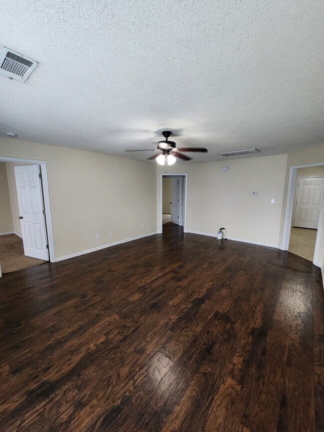 Foto del edificio - 1239 Askew Dr