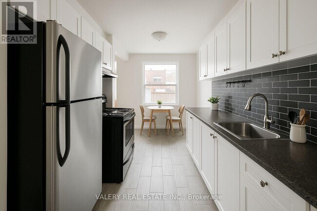 Building Photo - 890 Jane St