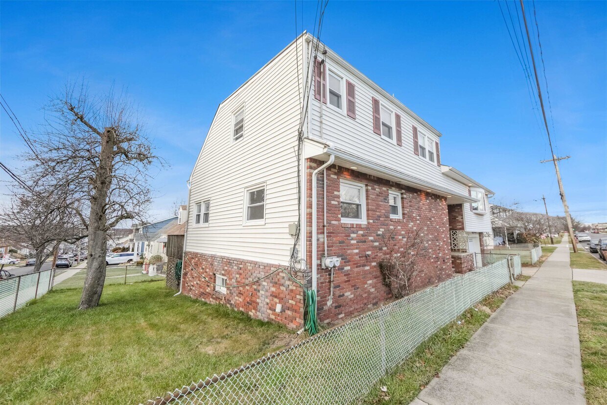 Primary Photo - 715 Chase Ave