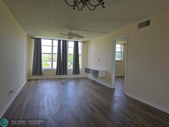 Foto del edificio - 9949 Sandalfoot Blvd
