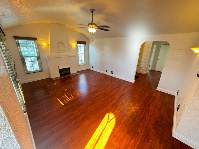 Foto del edificio - Beautiful Front House 2 Bed 1 Bath