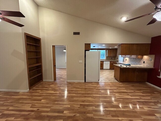 Foto del edificio - SW 3 Bedroom 2 Bath home with Pool. Yard Care Included.