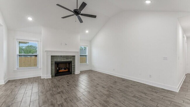 Building Photo - "Stylish 3-Bedroom Farmington Home with Gr...