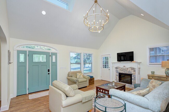Foto del edificio - Discover the charm of this top-floor unit in a beautifully updated single-family bungalow