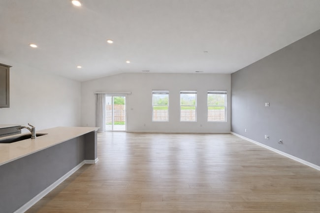 Foto del edificio - 4640 Topaz Pointe Blvd