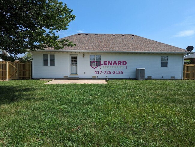 Foto del edificio - Spacious 3 Bedroom Home with Fenced Back Yard!