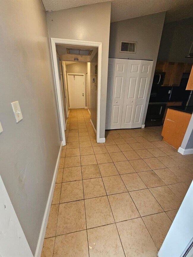 Foto del edificio - 4552 NW 185th St