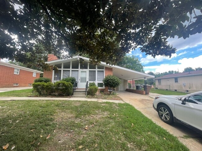 Building Photo - Adorable 3 Bedroom with Updates