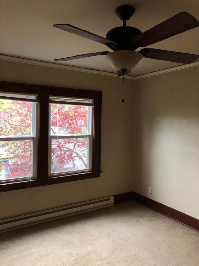 Building Photo - 1 Bedroom SW Portland / Large Backyard / E...