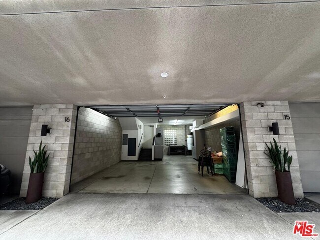 Building Photo - 717 Highland Ave