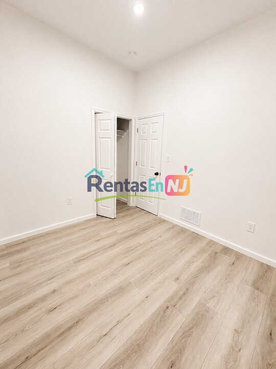 2 Bedrooms at 319 Hawthorne Ave #319/2L, Newark NJ — photo 5